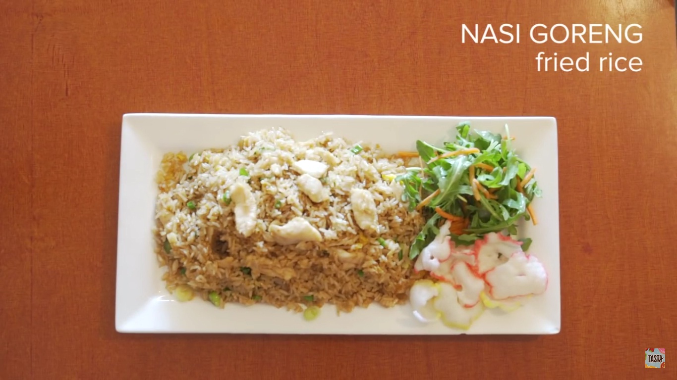 Orang Bule Mencicipi Masakan Indonesia